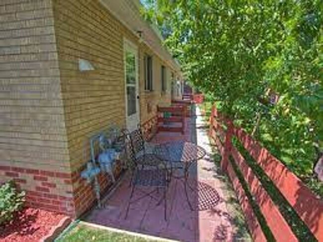 Building Photo - 2-Bed 1-Bath Duplex In Denver's University...