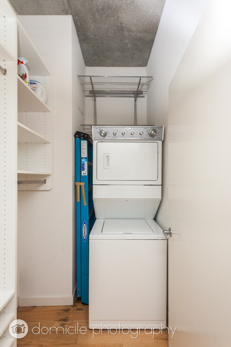 Building Photo - 235 W Van Buren St