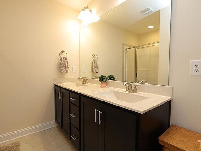 Building Photo - Great home in desirable neighborhood! Washer/Dryer Included!