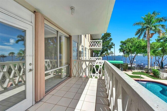 Building Photo - 1430 Brickell Bay Dr