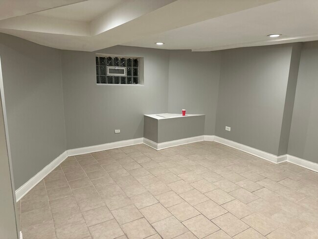 Room 1 - 7930 S Paulina St