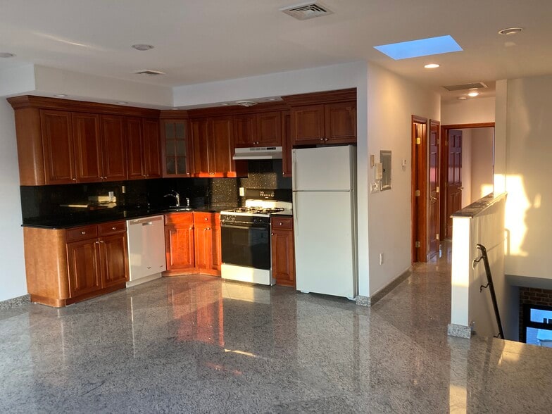 Building Photo - 14-16A Clintonville St