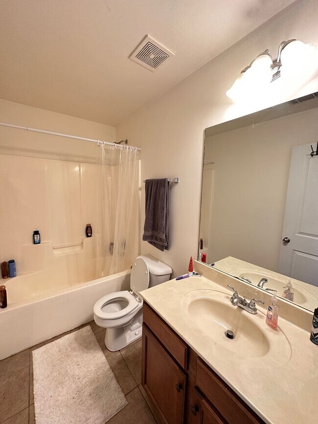 Building Photo - Five Bedroom Near Downtown Available for P...