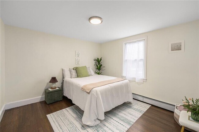 Building Photo - 33 Moorland Ave