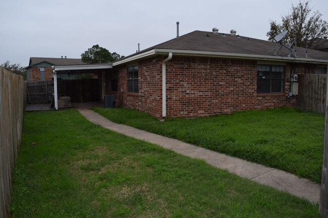Building Photo - AVAILABLE FOR AUGUST PRE-LEASE Charming 3 ...