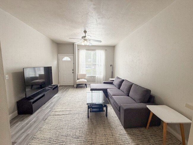 Building Photo - Victoria Station #132