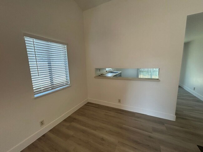 Building Photo - 3 Bedroom 2 Bathroom Home in Tulare!