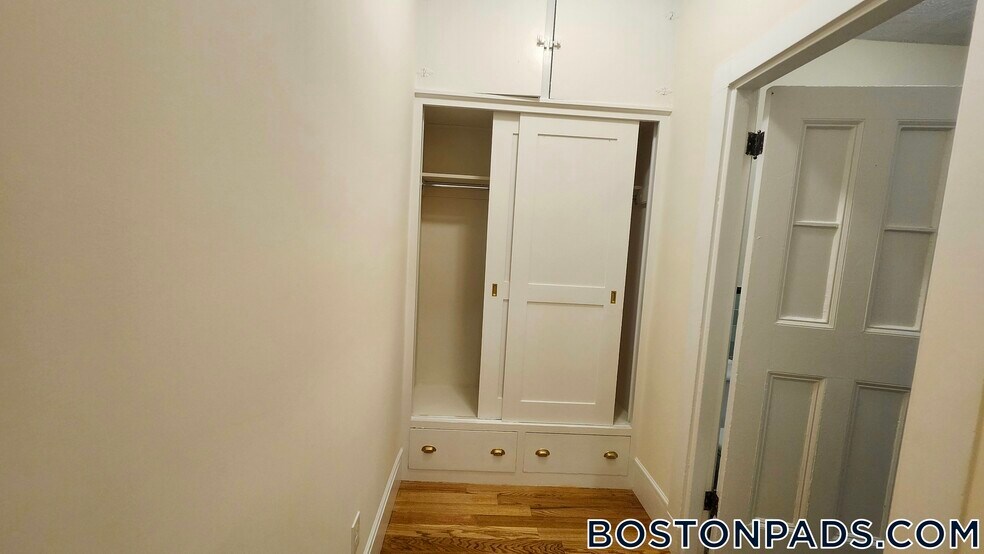 Building Photo - 504 Beacon St
