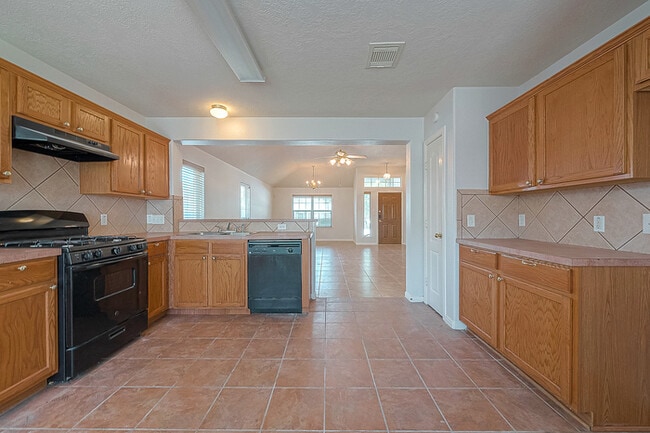 Building Photo - Spacious 3-Bedroom, 2-Bathroom Home with F...
