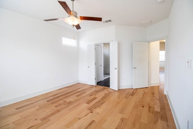 Building Photo - Amazing and peaceful 3/2.5 home in Austin!
