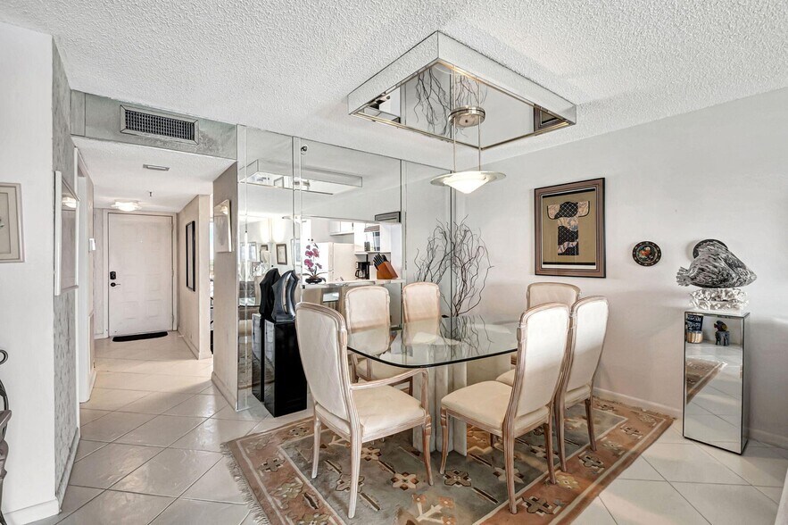 Building Photo - 6866 Huntington Ln