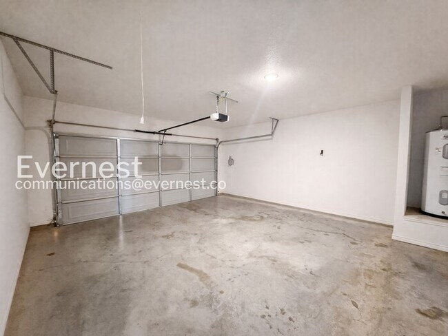 Building Photo - 2212 Hornbeam St