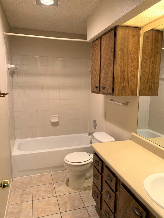 Building Photo - FIRST-FLOOR 2-BEDROOM AT WOODMONT TOWNHOMES