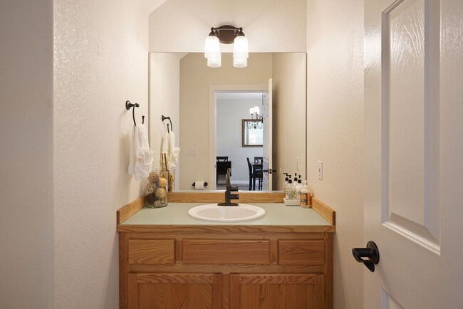 Building Photo - 1084 Golden Pheasant Dr