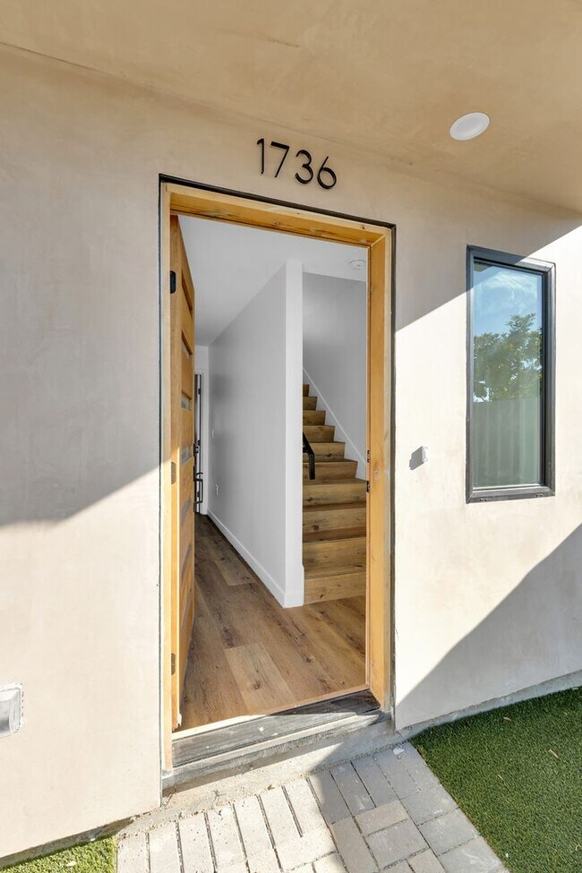 Building Photo - 1734 Carmona Ave