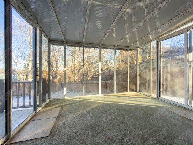 Building Photo - Main level living!