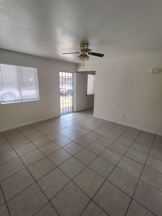 Building Photo - 2 Bed / 1 Bath – Gated Unit with Private Patio | Bakersfield