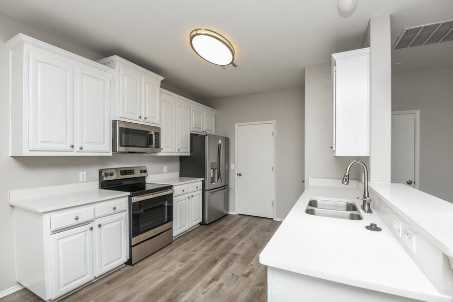 Building Photo - 5704 Parkview Hills Ln