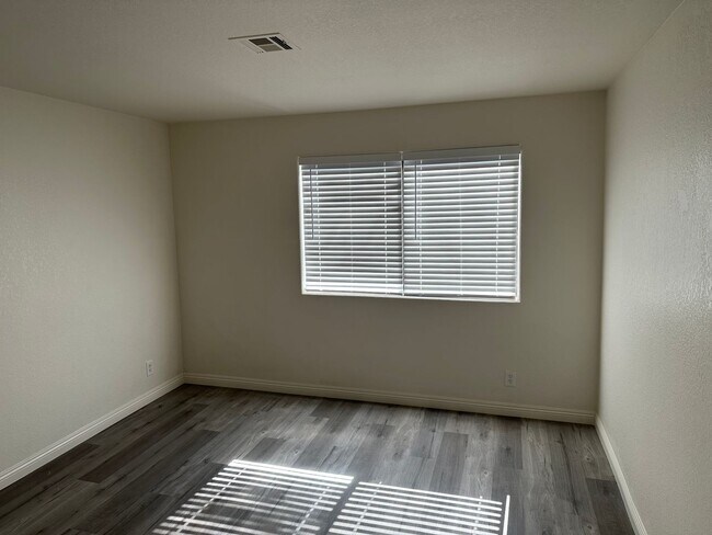Building Photo - SW!! 2 Bedroom Condo!! 1st Floor!! Newly r...
