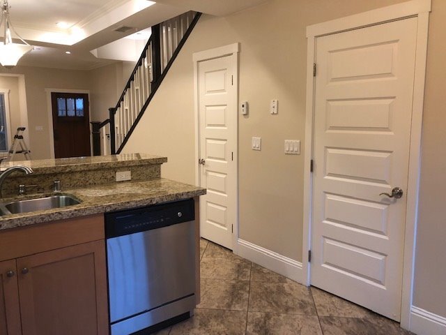 Building Photo - Beautiful Townhouse With Private Master Suite!!