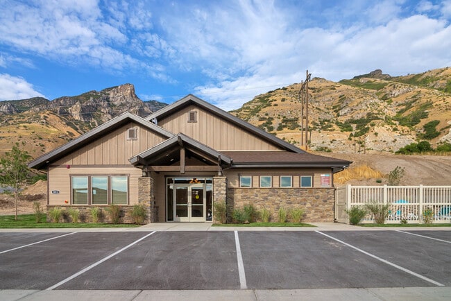 Building Photo - 911 S Aspen Pl