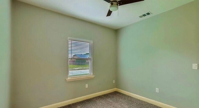 Building Photo - AVAILABLE NOW READY TO MOVE IN