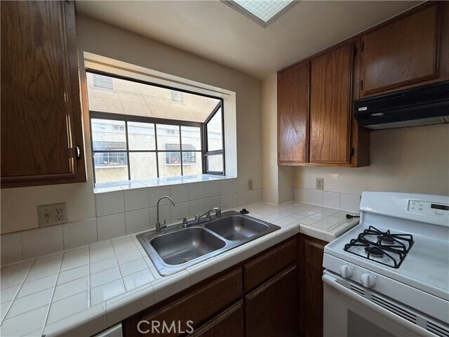 Building Photo - 2411 S Baldwin Ave