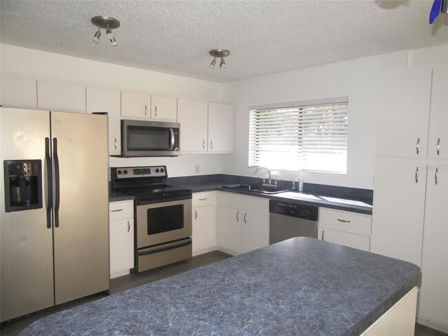 Building Photo - 20224 Tappan Zee Dr
