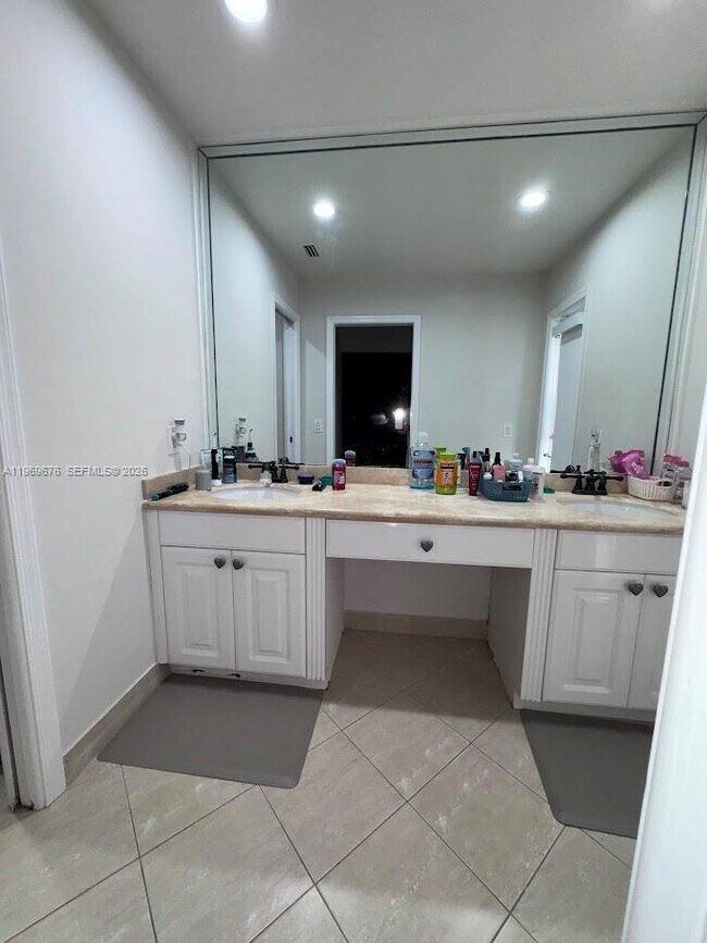 Building Photo - 1080 NW 100th Way