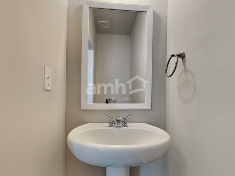 Building Photo - 218 Omega Ct