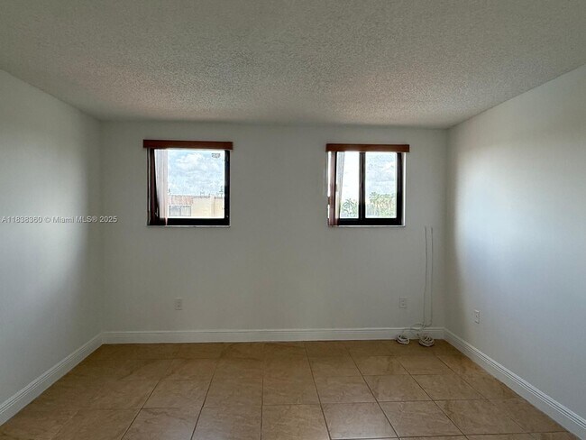 Building Photo - 1121 SW 105th Ave