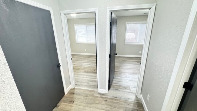 Building Photo - 2 Bedroom , 1 Bathroom Apartment!