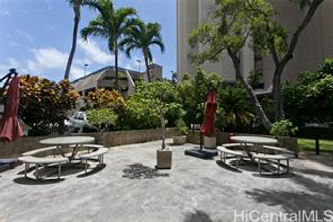 Building Photo - 37th Floor 2 Bed/ 2 Bath/ 1 Assigned parking Condo with views, A/C, Pool, & W/D in unit!