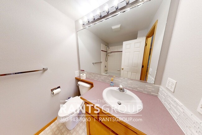 Building Photo - Recently updated 3-bed, 2-bath Rambler in Lacey!