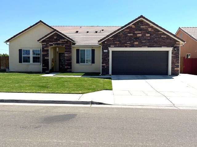 Newer home on corner lot - 2742 Valley View St