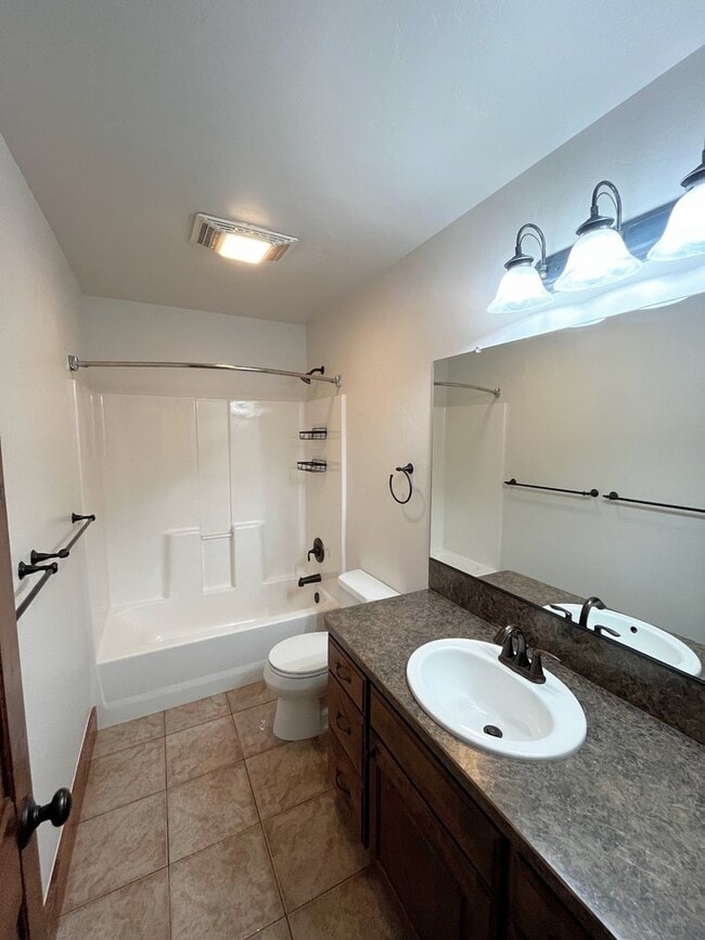 Building Photo - Charming Home with Open Floor Plan & Pet-Friendly Yard – Prime Location!