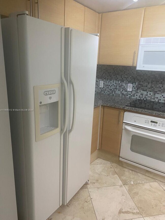 Building Photo - 2101 Brickell Ave