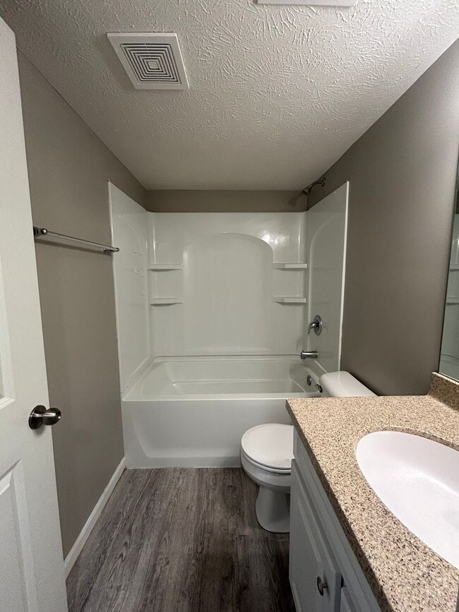 Building Photo - Spacious 4 Bedroom Duplex Near Village Pointe