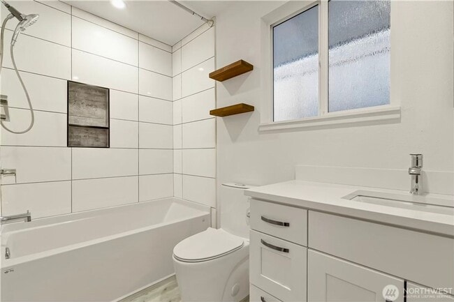 Building Photo - Lower Kennydale 3 bed/2 bath Rambler!