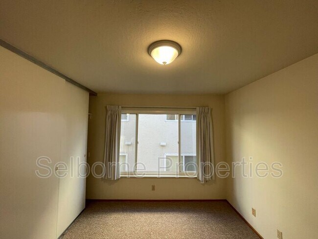Building Photo - 443 Lee St