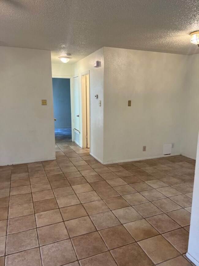 Building Photo - 932