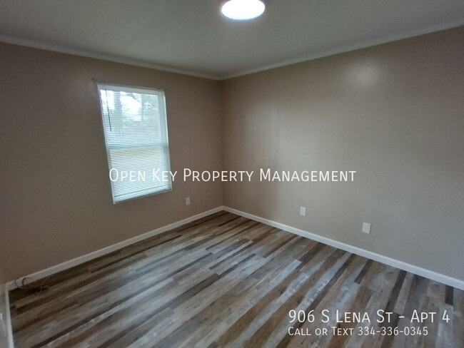 Building Photo - 906 S Lena St