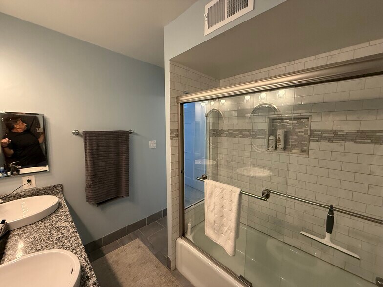 Upstairs Full Bath - 287 Lear St