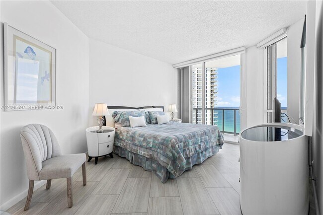 Building Photo - 16485 Collins Ave