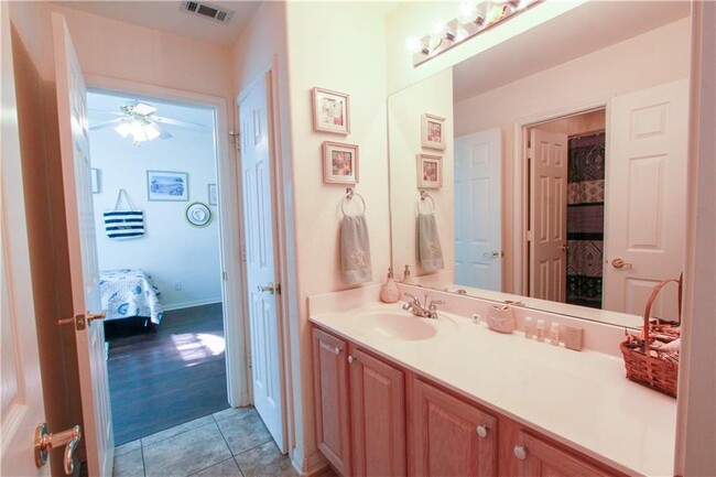 Building Photo - 2301 Zoa Dr