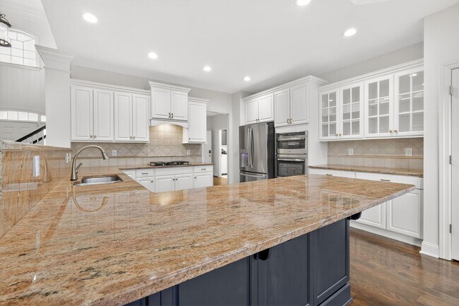 Building Photo - Beautiful 6BR Executive Brentwood Home with Pool