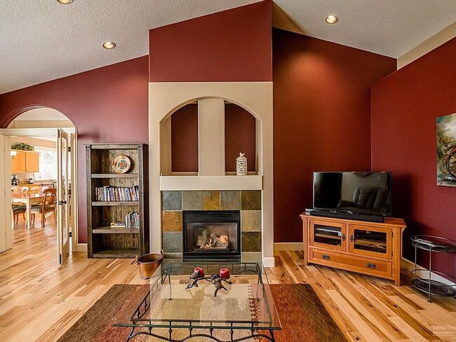 Building Photo - Must see one level home in NW Bend