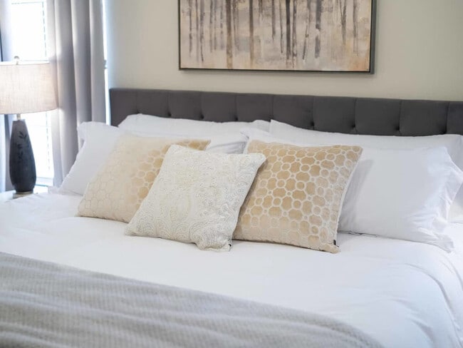 Building Photo - 2110 Loren Cir