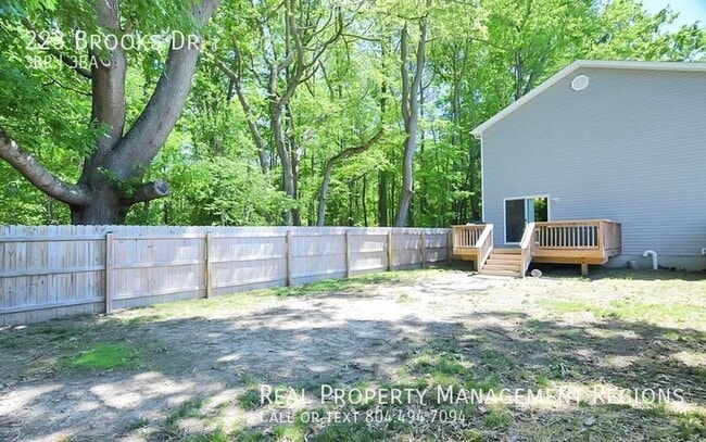 Building Photo - 223 Brooks Dr