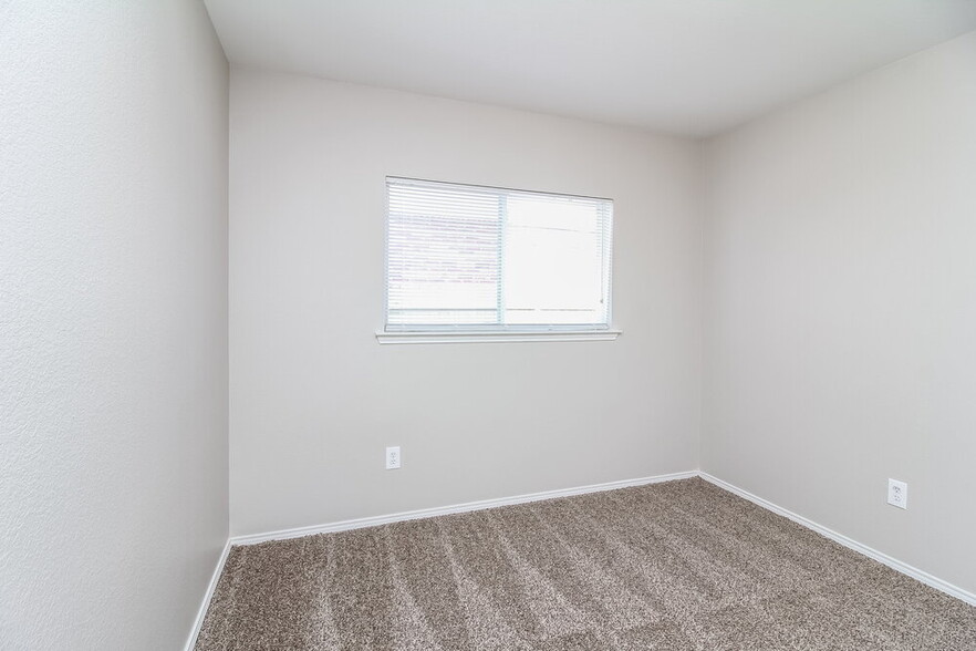 Building Photo - 2033 Pine Knot Dr